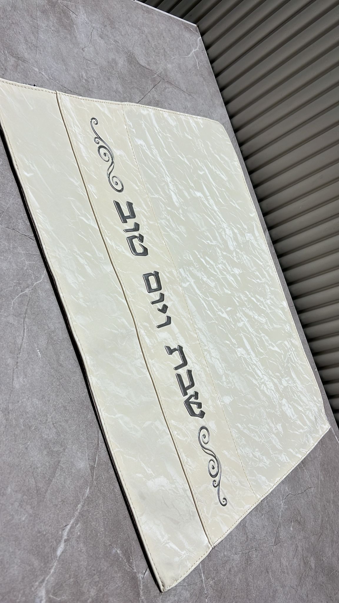 PHOTO-2025-07-23-01-25-26 כיסוי חלה פנינה דמוי עור עם הבלטות – תמונה 1