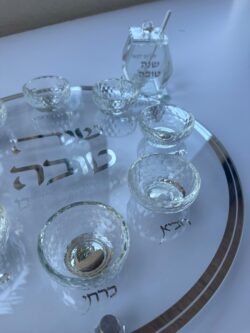 ⁦מארז צלחת ברכות + כלי מהודר לדבש⁩ – תמונה ⁦2⁩