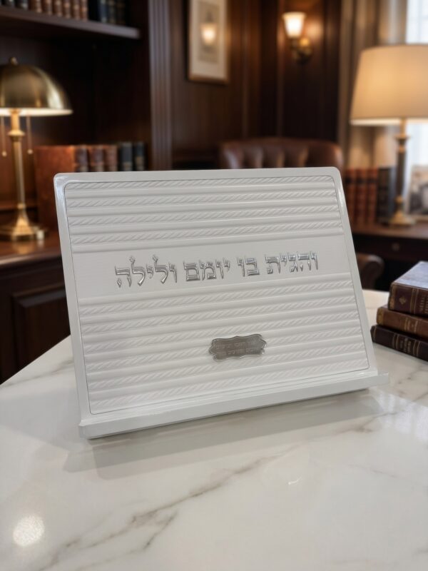שטנדר עץ לבן מתקפל עם פלקטה דמוי עור ואותיות בולטות